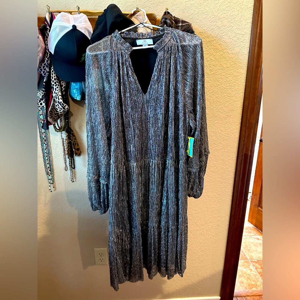 BNWT CeCe silver metallic. Size 3X